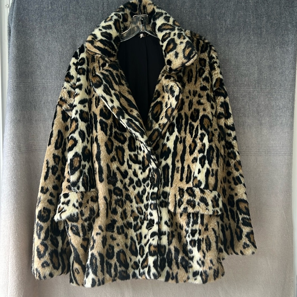 Free People Kate Faux Fur Leopard Coat. Size Medium. In like new conditi…